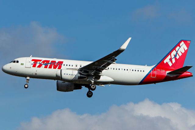 Airbus A320 (PR-TYA) - LATAM Brasil (Operated by TAM Linhas Aereas) - Airbus A320-214br /Registration: PR-TYAbr /br /Recife (REC) / São Paulo (GRU)br /br /Foto tirada em: 28/05/2016br /Fotografia: Marcelo Luiz