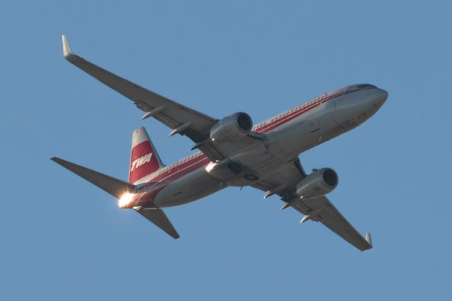 Boeing 737-800 (N915NN)
