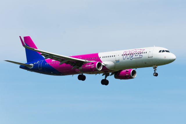 Airbus A321 (HA-LTB) - WAW SPOTTING