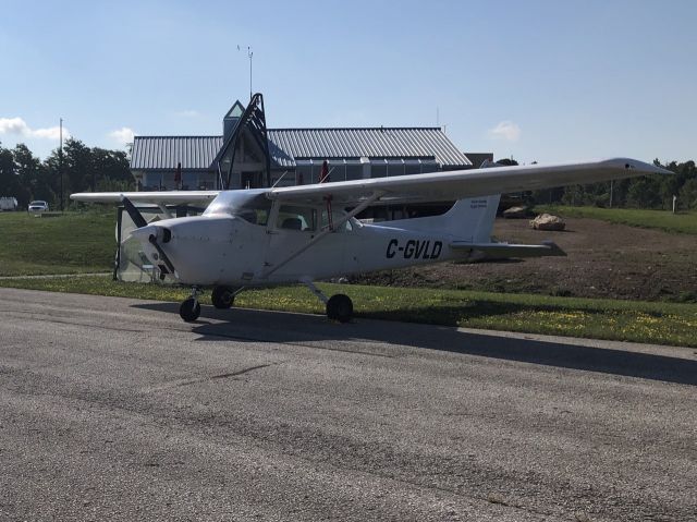 Cessna Skyhawk (C-GVLD) - C-GVLD waiting on the ramp for some sightseeing tours.