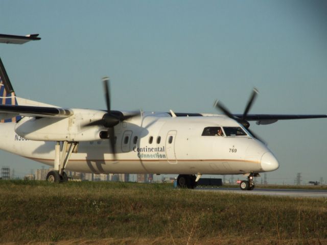 de Havilland Dash 8-100 (N366PH)