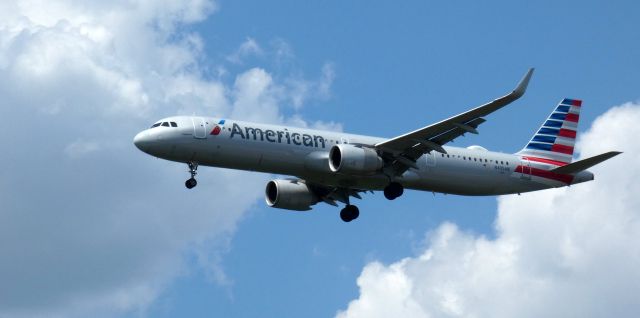 Airbus A321neo (N405AN) - On short final is this 2019 American Airlines Airbus 321-253NX in the Summer of 2023.