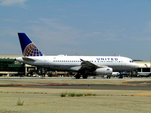 Airbus A319 (N896UA) - Lined up on RWY 20R