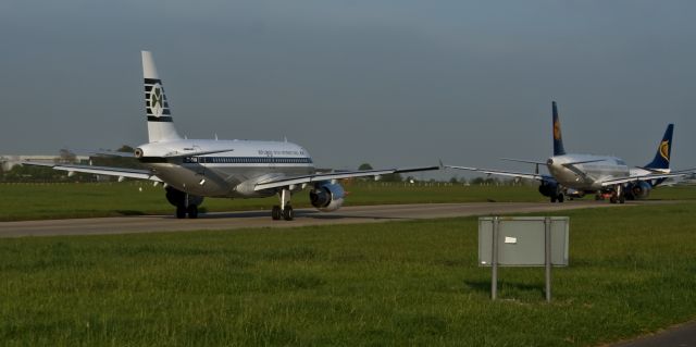 Airbus A320 (EI-EVM) - Retrojet of Aer Lingus on Taxiway Bravo down to Runway 10.