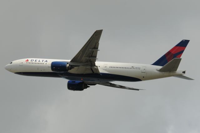 Boeing 777-200 (N862DA)