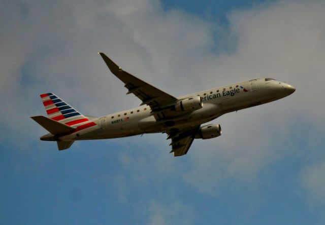 Embraer 170/175 (N418YX)