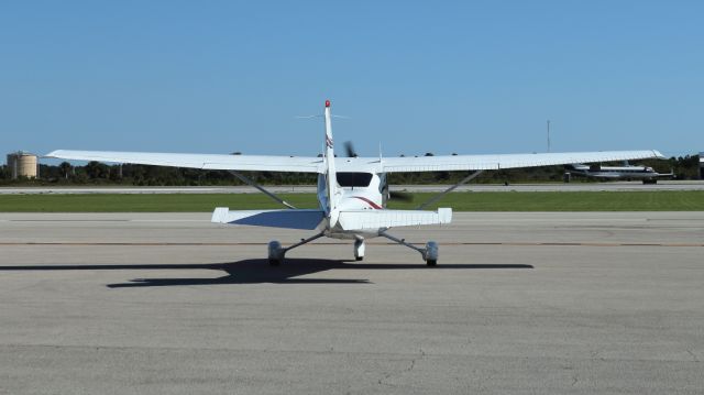 Cessna Skylane (N2362J) - 06/10/2022: A cessna 182S taxi away from the Fort-Pierce FBO.