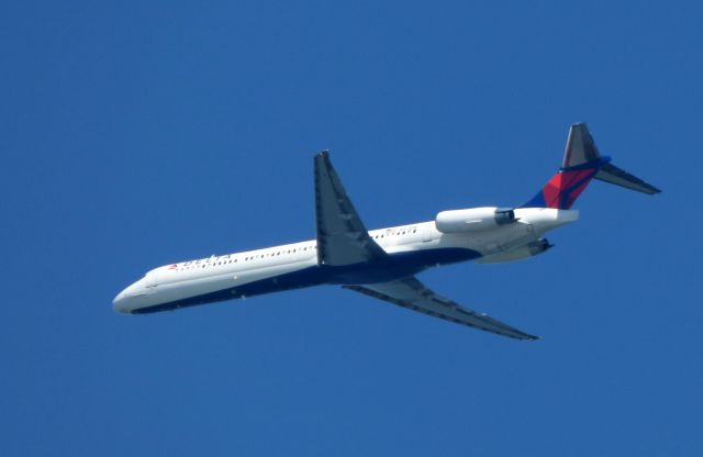 McDonnell Douglas MD-88 (N903DE) - Shown here is a 1992 Delta, McDonnell-Douglas MD-88 on approach in the Spring of 2016.