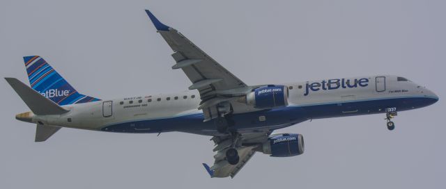 Embraer ERJ-190 (N337JB) - Im With Blue, on short final to Boston on a gray foggy day.