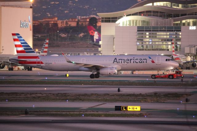 Airbus A321 (N933AM)