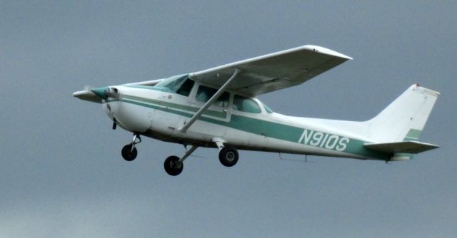 Cessna Skyhawk (N91QS) - Shortly after departure is this 1976 Cessna 172N Skyhawk in the Summer of 2021.