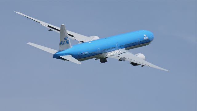 BOEING 777-300 (PH-BVG) - KLM7462 banks side to side in an obvious goodbye wave to the builders as it begins the delivery flight to EHAM / AMS on 6/15/12.