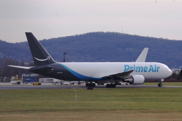 BOEING 767-300 (N307AZ) - N307AZ (the second ATI plane I saw in Amazon Prime Air livery - the first one was N311AZ. Note: N1997A, known as "Amazon One" is operated by Atlas Air) as ATN3022 which just landed at ABE at 3:17 pm on 12/04/16