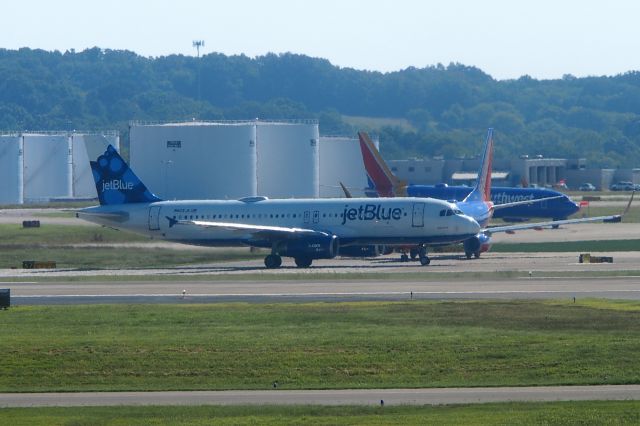 Airbus A320 (N603JB)