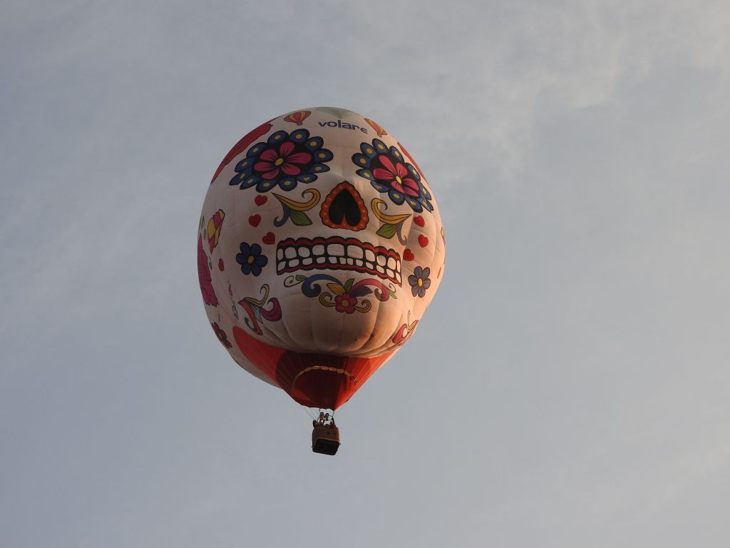 — — - Festival internacional del Globo 