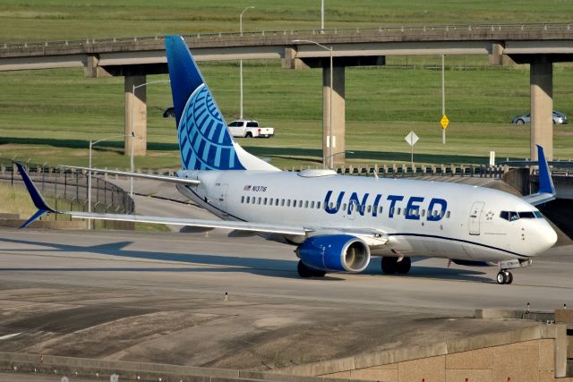 Boeing 737-700 (N13716)