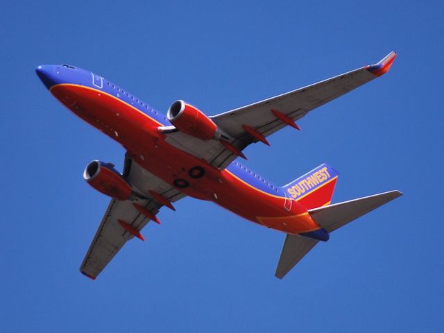 Boeing 737-700 (N494WN) - Inaugural SWA service departure flight leaving runway 18R at KCLT - 4/14/13