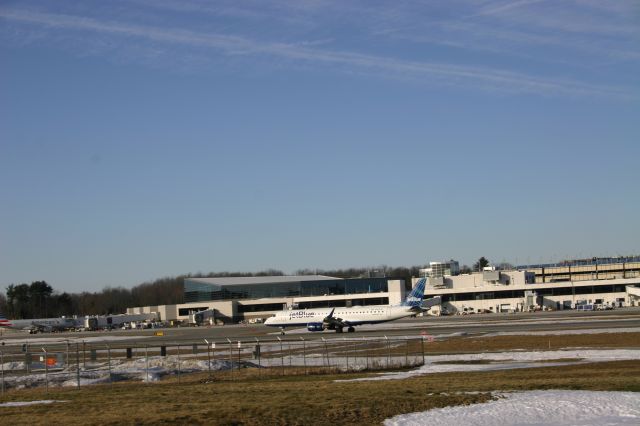 Embraer ERJ-190 (N203JB) - E190 from JFK slowing down on 29
