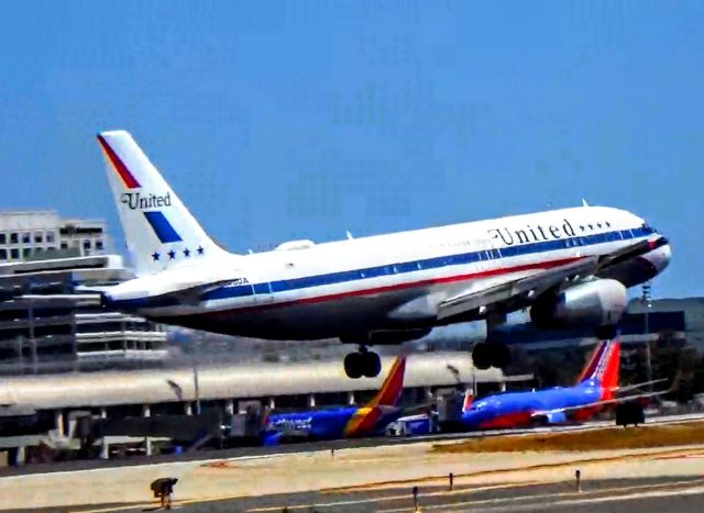 Airbus A320 (N475UA) - Moments away from touchdown comes this United A320 Retro Livery.