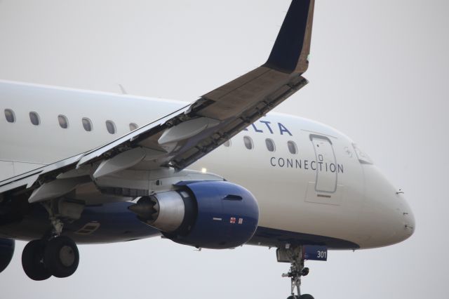 EMBRAER 175 (long wing) (N301SY)