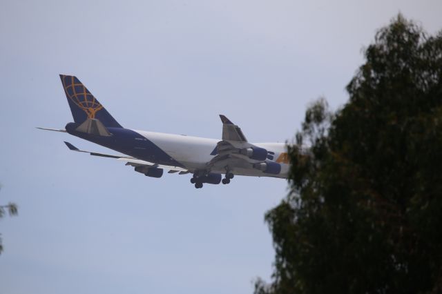 Boeing 747-400 (N489MC)