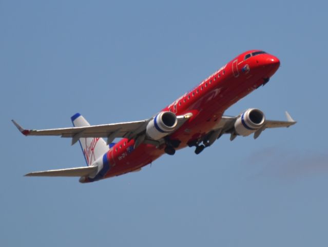 Boeing 717-200 (VH-ZPQ) - Getting airborne off runway 23. Monday 19th December 2011.