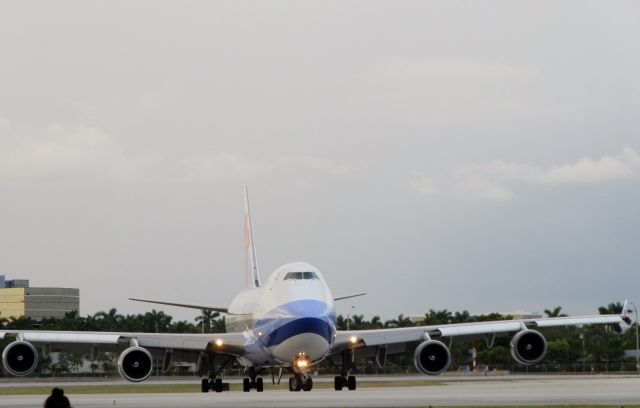 Boeing 747-400 (B-18718)