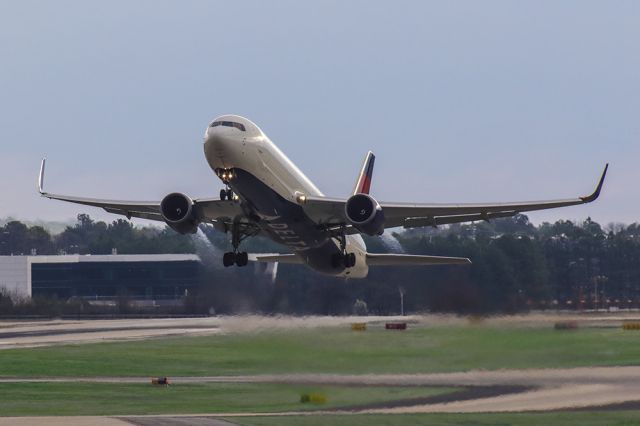 Boeing 737-700 — - Killer photo of the exhaust gasses coming from the engines. Didn't get the tail number, so I don't know what model this is. Questions about this photo can be sent to Info@FlewShots.com