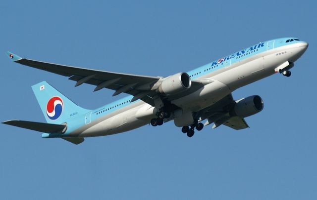 Airbus A330-200 (HL8211)