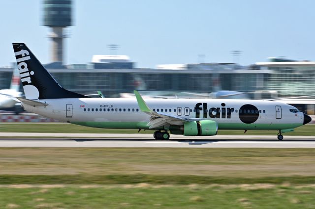 Boeing 737-800 (C-FFLC)