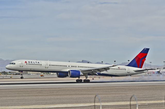BOEING 757-300 (N595NW) - N595NW Delta Air Lines 2003 Boeing 757-351 C/N 32995br /br /Las Vegas - McCarran International (LAS / KLAS)br /USA - Nevada, April 04, 2011br /Photo: Tomás Del Coro