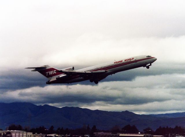 BOEING 727-200 (N64320) - N64320 departing KSJC in this early 1990s photo- from runway 12R- note that I am standing at the end of the runway. This jet headed for KSTL.