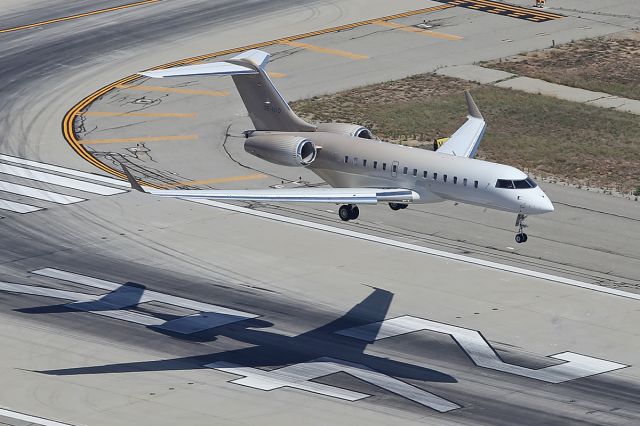 Bombardier Global 5000 (OE-IOO) - Landing (taken from a helicopter).