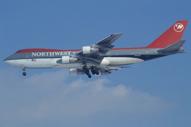 Boeing 747-200 (N625US) - Final Approach to Narita Intl Airport Rwy34L on 1996/01/21