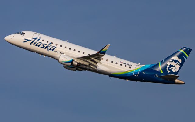 EMBRAER 175 (long wing) (N658QX)