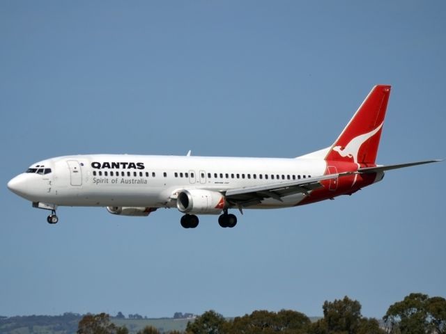 BOEING 737-400 (VH-TJW) - Passing over the threshold on runway 05.