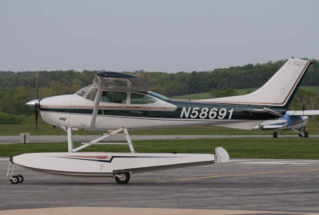 Cessna Skylane (N58691) - Seen at KFDK on 4/20/2010.      a href=http://discussions.flightaware.com/profile.php?mode=viewprofile&u=269247  [ concord977 profile ]/a