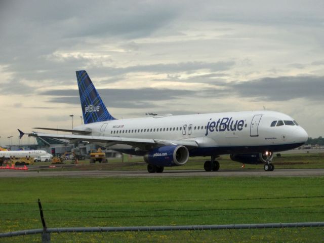 Airbus A320 (N613JB)