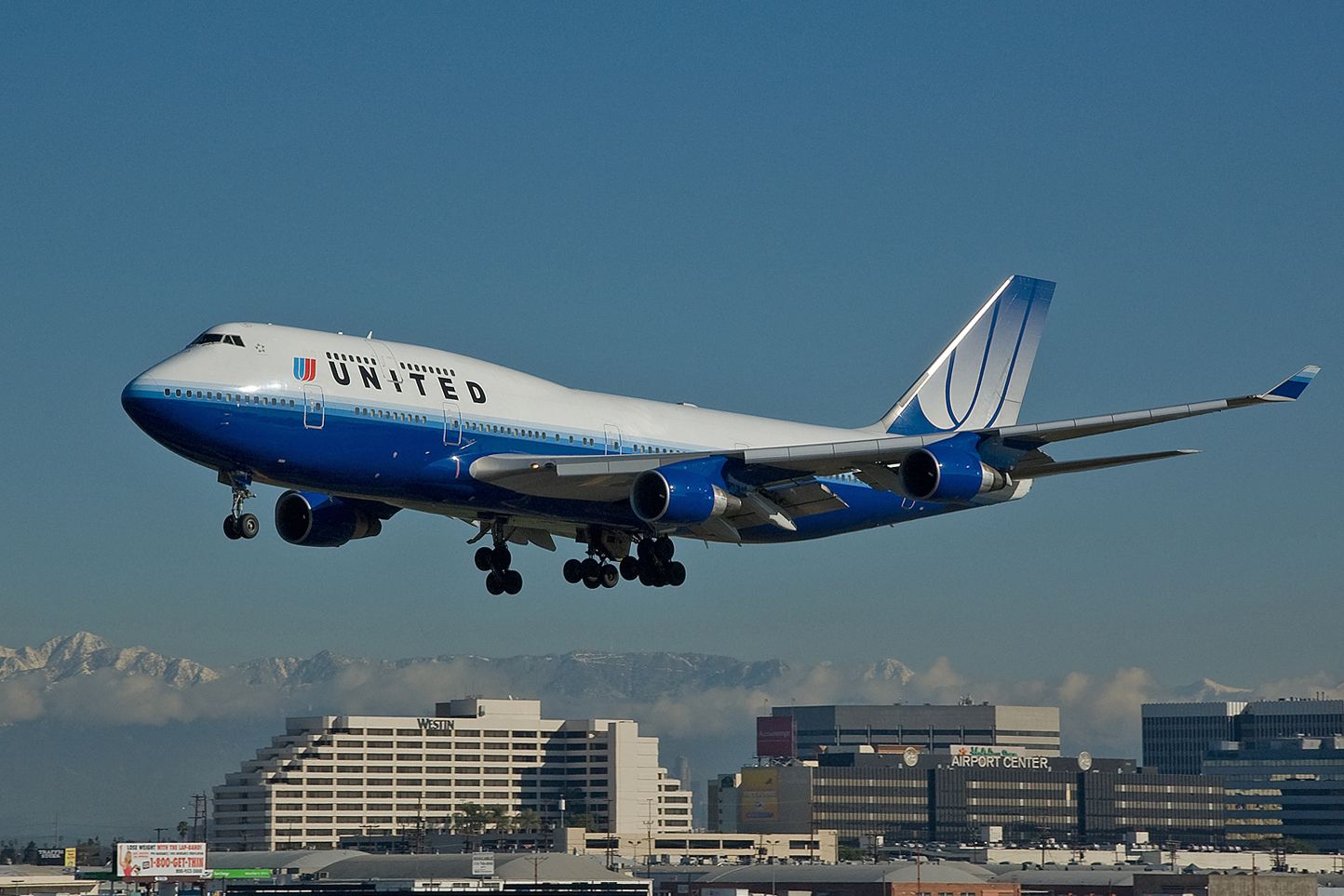Boeing 747-400 (N104UA) - Jan. 10, 2010.   Nikon D-50 w/70-300mm FX, VR lens.
