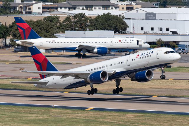 Boeing 757-200 (N666DN) - Another day at Atlanta Harts....errr....Dallas Love Field!