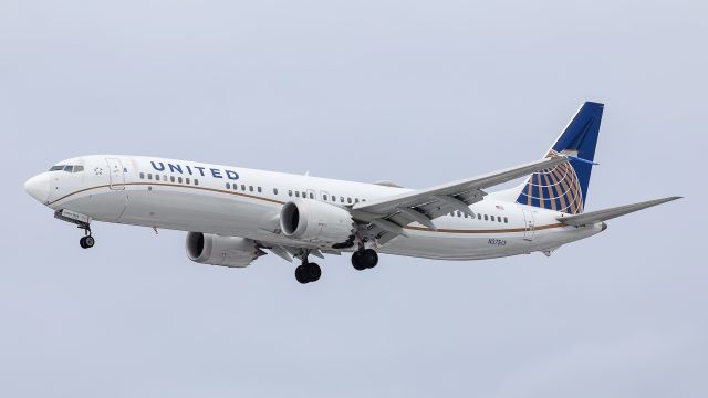 Boeing 737 MAX 9 (N37513) - United Airlines 737 MAX 9 on short final for runway 27L at KSBN.