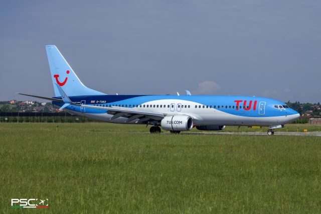 Boeing 737-800 (G-TUKO)