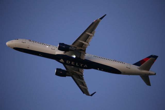 Airbus A321 (N371DN)