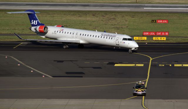 Canadair Regional Jet CRJ-900 (EI-FPR) - leaving taxiway M to the apron via exit L5 at DUS/EDDL