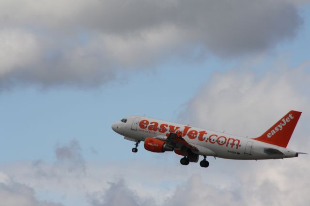 Airbus A319 (G-EZBE)