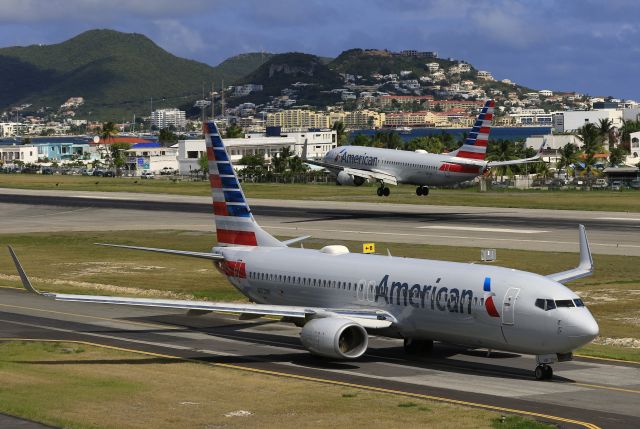 Boeing 737-800 (N972NN)