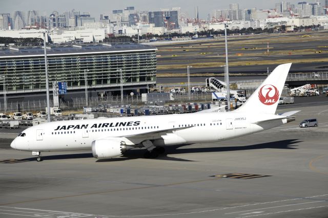 Boeing 787-8 (JA835J) - Taxi to Spot at Haneda Intl Airport on 2017/12/09