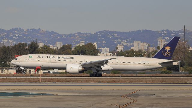 BOEING 777-300 (HZ-AK36)