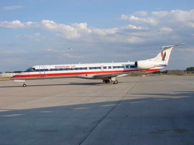 Embraer ERJ-145 (N683AE)