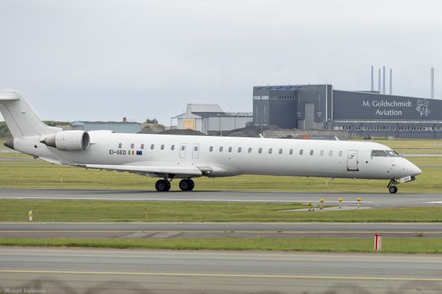 Canadair Regional Jet CRJ-900 (EI-GED) - Vest for R22